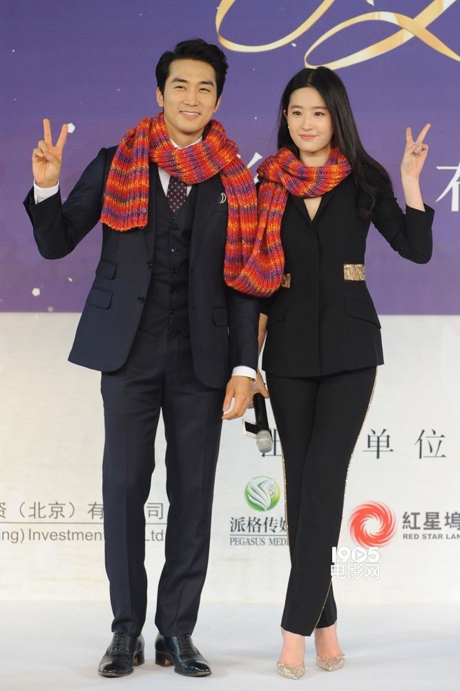 Song Seung Heon And Crystal Liu Rock The Couple Scarf At Promos For C Romance Movie A Koalas 1616